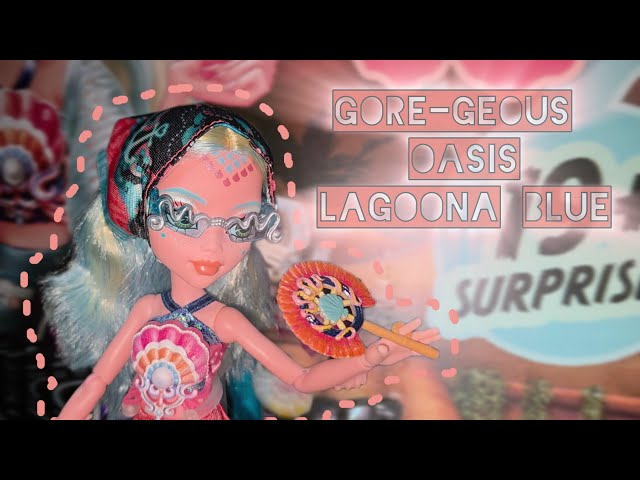 Vídeo relacionado con Monster High Skulltimate Secrets Lagoona Blue Conjunto de muñeca y Accesorios Destination: Gore-geous Oasis con Maleta y más de 19 sorpresas, Incluidas Prendas, JDR51