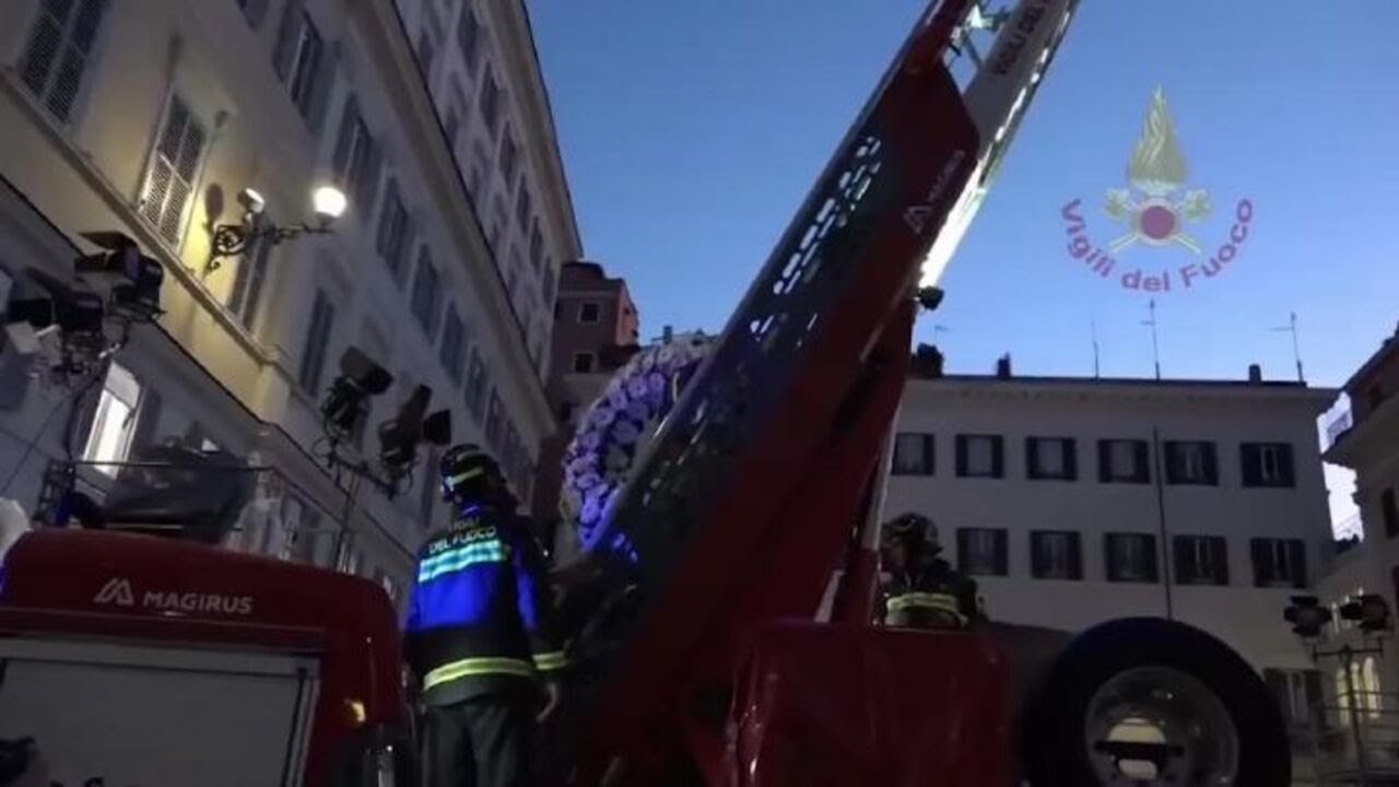 Il tradizionale omaggio dei Vigili del Fuoco alla Madonna a piazza di Spagna con la corona di fiori