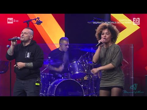 99 Posse - Curre curre guaglió - Live (HD)