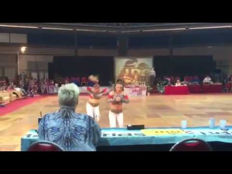 Nežka Orešnik in Tara Ficko disco dance