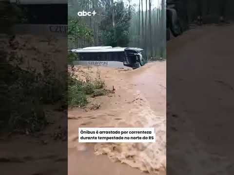 Ônibus é arrastado por correnteza durante tempestade no norte do RS