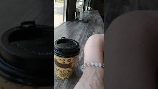 В кафе, пьём кофе, Саша рядом сидит видео @zagorets_iuliia