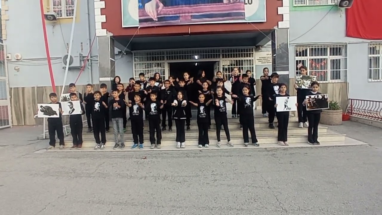 4/B sınıfı 10 Kasım Atatürk'ü Anma Günü. Nasıl söylerim öldüğünü şarkısı. 