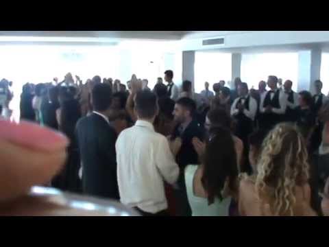 SPOSI E INVITATI ENTRANO BALLANDO INGRESSO MATRIMONIO - MATRIMONIO TRAVOLGENTE - MUSICA MATRIMONIO.
