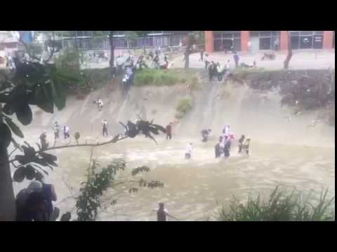 Así reprimen, la gente se ve obligada a cruzar por El Guaire para resguardarse