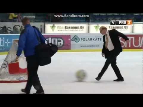 Risto Dufva potkaisee rantapallon maaliin