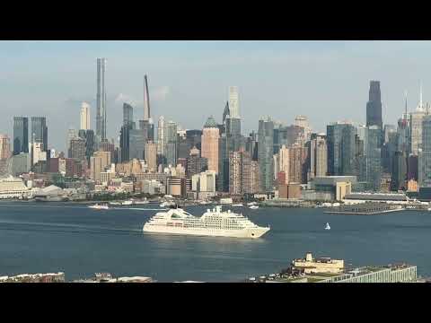 Thumbnail for 世邦遊輪 Seabourn Sojourn 號是一艘可容納 458 名乘客的豪華遊輪，於 2010 下水，以其配備私人陽台的全套房住宿、美食餐廳和高端服務而聞名.