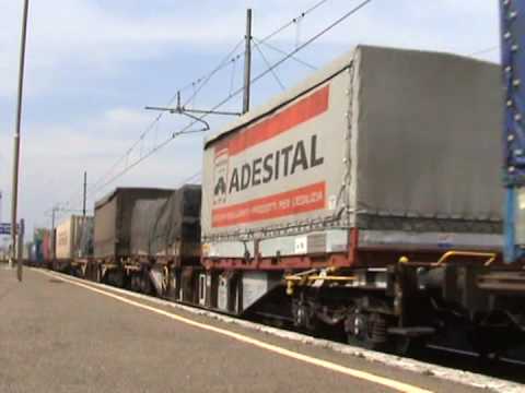 Transito lento E655 425 con il suo merci