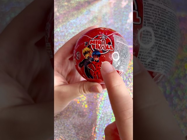 Vídeo relacionado con Miraculous Ladybug, juguete coleccionable cápsula 4-1, Lote de 4, Miraball sorpresa: Kwami de felpa elástica, Bola de metal con imágenes de los personajes, Pegatinas con purpurina, Cinta para colgar
