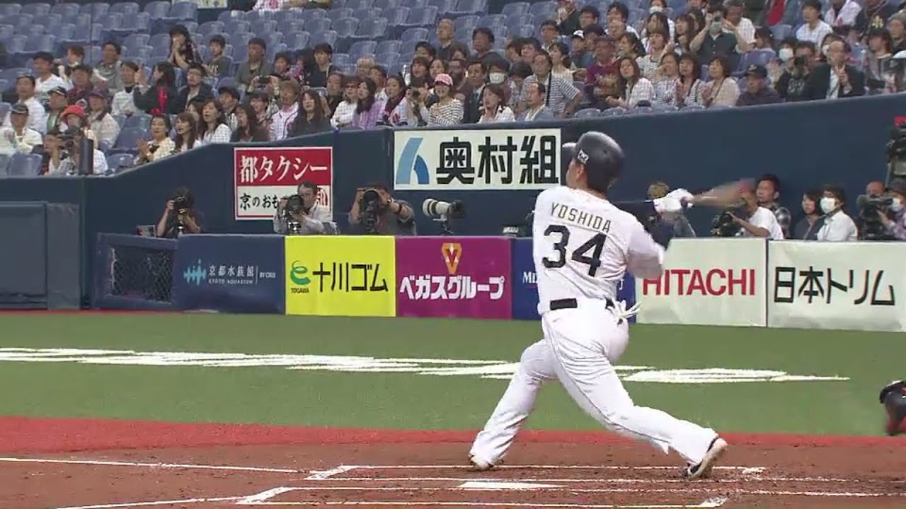 振り切ったオリックス・吉田正尚の打球はぐんぐん伸びて、逆転2ランに！