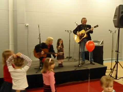 Leah Mi singing "Lille katt"