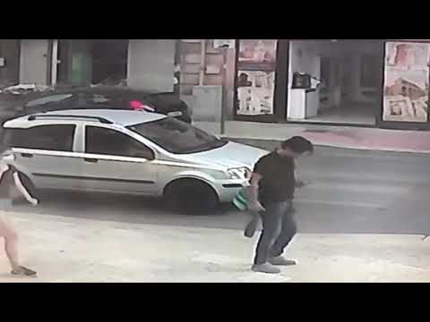 Apre la portiera dell'auto e ruba la borsa: ladro "manolesta" a Bitonto