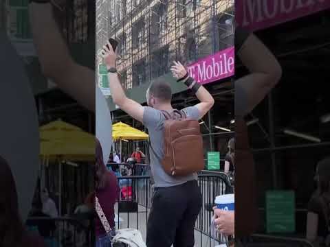 "THE PORTAL": Video-Portal zwischen Dublin und New York blockiert nun obszönes Verhalten | #shorts