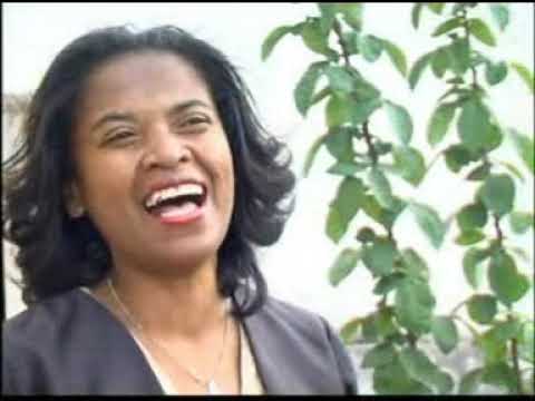 Mialy Rakotomamonjy_ny eo akaikinao koakoa