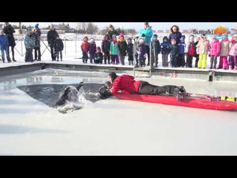 Jak nie utonąć pod lodem. Zobacz, jak radzą sobie ratownicy, strażacy i policjanci Jak nie utonąć pod lodem. Zobacz, jak radzą sobie ratownicy, strażacy i policjanci