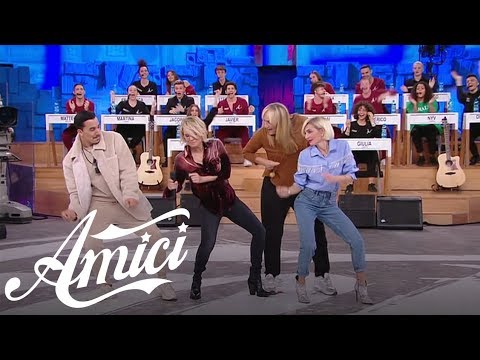Amici 19 - I professori, i ballerini professionisti, Maria De Filippi e i ragazzi scendono in pista