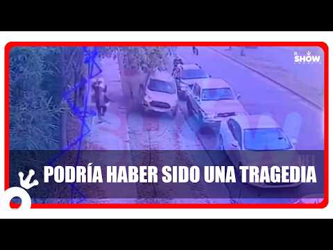 Locura al volante en Córdoba: se llevó puesta una parada de colectivo y se dio a la fuga