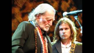 Willie Nelson feat Lucas Nelson - No Place To Fly