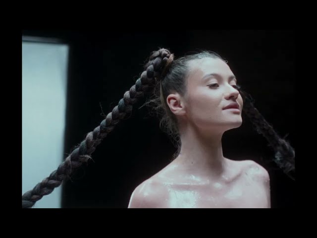 Macarena von Erika Isac ((jetzt ansehen))