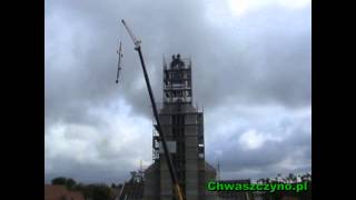 preview picture of video 'Wstawianie krzyża na wieżę dużego kościoła w Chwaszczynie. Chwaszczyno.pl'