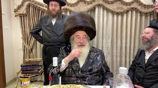 טיש סעודת אסתר בחצר הקודש ספינקא, א׳ דחול המועד פסח תשפ״ב