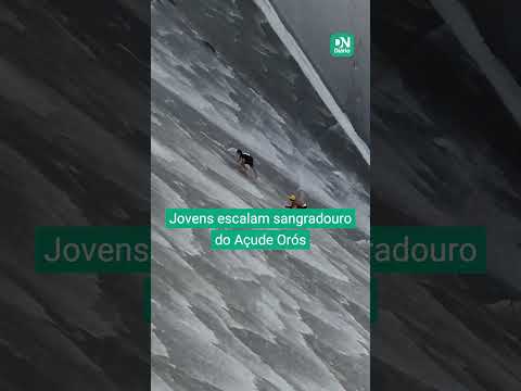 Vídeo mostra jovens escalando sangradouro do Açude Orós
