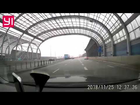 Moment wypadku na S8. Samochód wylądował na boku