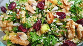 בקלי קלות- סלט עשבי תיבול בריא טבעוני (ליהי קרויץ - מטבח בקלי קלות) - התמונה מוצגת ישירות מתוך אתר האינטרנט יוטיוב. זכויות היוצרים בתמונה שייכות ליוצרה. קישור קרדיט למקור התוכן נמצא בתוך דף הסרטון