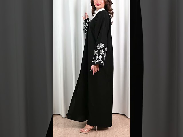 عباية كريب بتطريز ملون على الاكمام