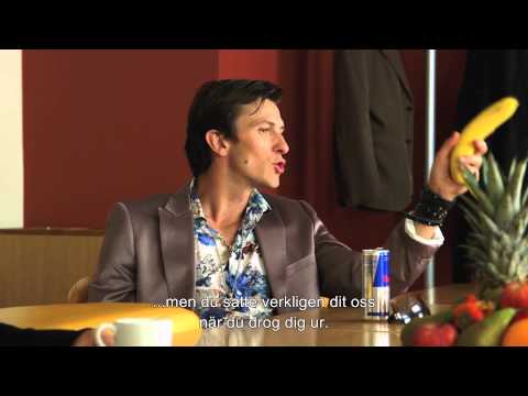 Molly Rhodes väljer att avbryta pågående Sverige-turné. Hon flyr från Vincent i en taxi när hon upptäcker att hon helt saknar pengar.  Jag spelar advokat.