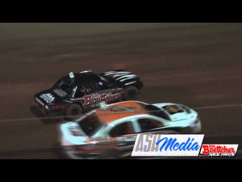 Modified Sedans: Harris and Fletcher Battle - Kingaroy Speedway