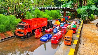 Download lagu WADIDAU !!! Mobil Truk Tronton Panjang Bongkar Mainan Mobil Mobilan Truk Molen, Bus Telolet, Ambulan mp3