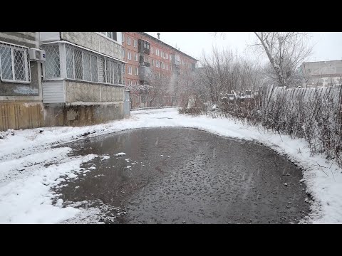 Лужа на ул. Репина в Бийске во время дождей и мокрого снега захватывает почти всю дорогу