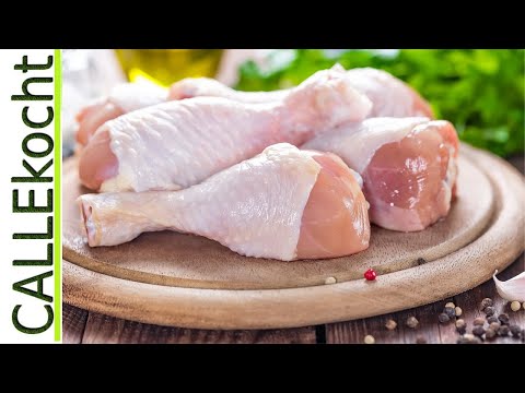 Knusprige Hähnchenkeulen auf saftigem Gemüsereis. Alles in einem Pott