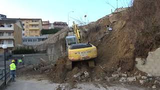 crollo-via-fontananuova-ad-ariano-escavatore-all-opera-ai-piedi-della-frana