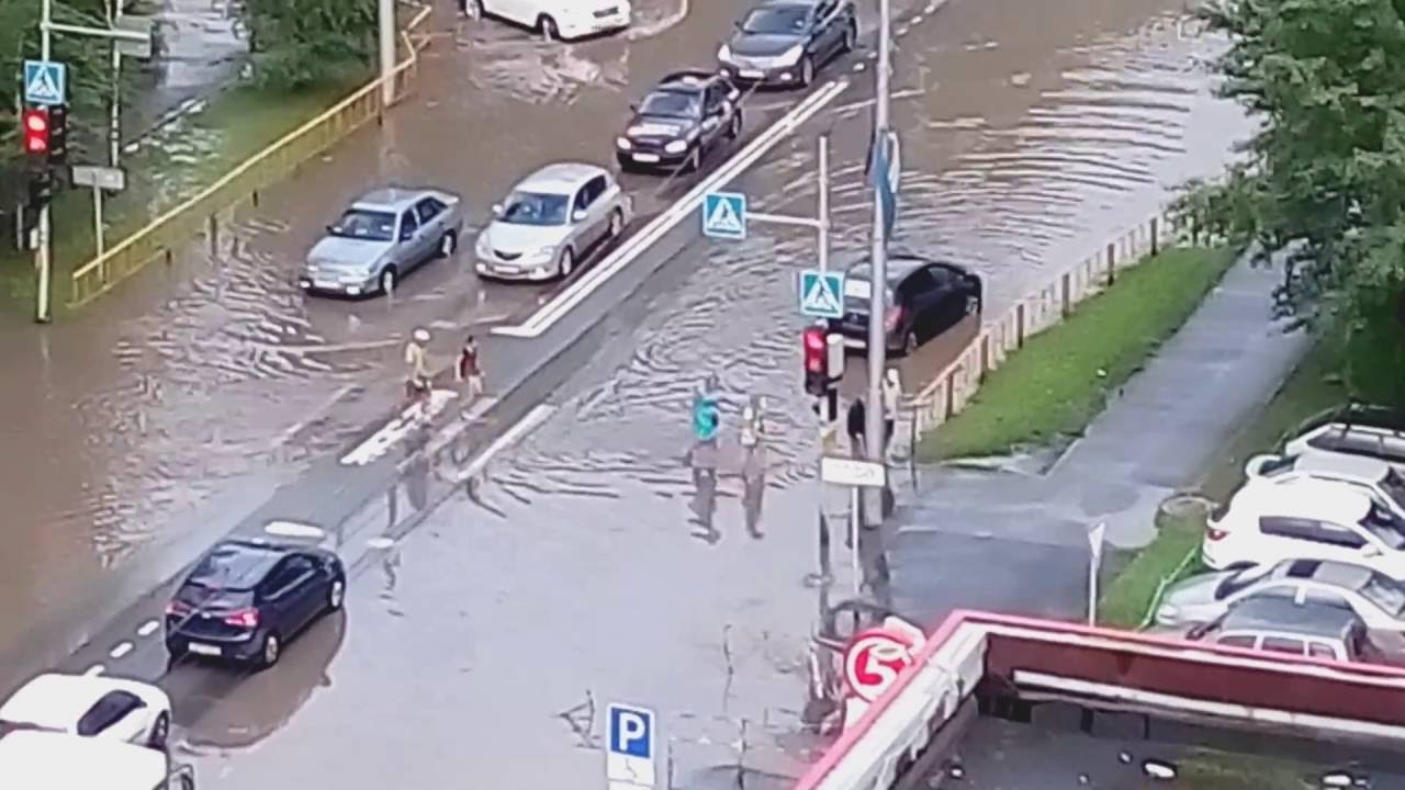 Водитель в Тюмени помог дедушке перейти дорогу во время потопа