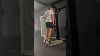 ELEVACIONES DE TALÓN UNILATERAL CON MANCUERNA EN DÉFICIT