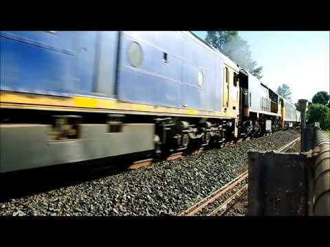 G540-XR558-BL33 roar out of Benalla on an UP grain from NSW