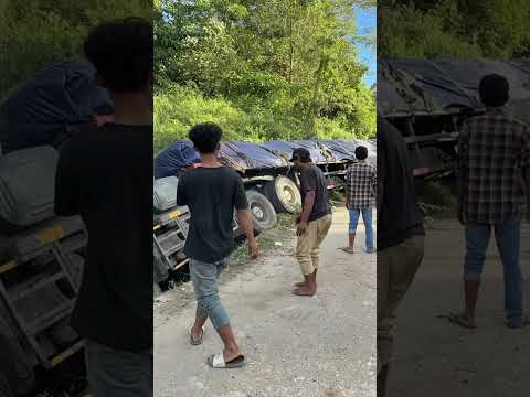 Penyelamatan truk tanpa bongkar butuh 2 alat berat dan .. #jalinsum #bus #truck #excavator