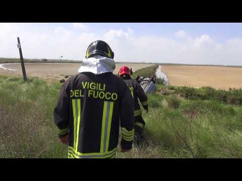 CERVIA: Fallisce il sorpasso, 73enne di cappotta e finisce in un fosso | VIDEO
