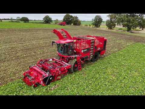Brand new Vervaet Q-616 (with turbine primary cleaning) lifting its first field of sugar beet
