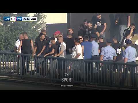 Plisat hedhin mjetet piroteknike, policia i largon