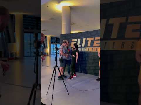 Brat „Queen of the black” zaatakował chłopaka, który wręczał jej kwiaty podczas wywiadu! HIT