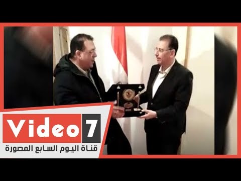 أحمد جلال يهدي درع الزمالك للسفير المصري في تونس