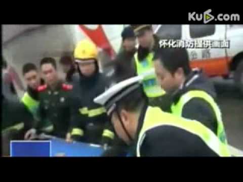 实拍致十多人遇难沪昆高速车祸现场(视频)