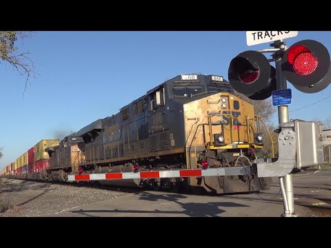 Norfolk Southern Train Goes By w Venus + Crescent Moon!  BNSF Warbonnet on NS Train! Fast CP Train!