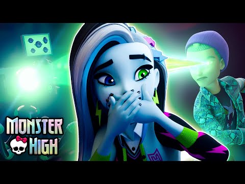 ¡Las cosas se tuercen cuando los rayos de Frankie alcanzan la cámara de la escuela! | Monster High™