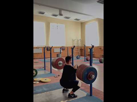 Danil Chinyakov (110) 270 kg front squat