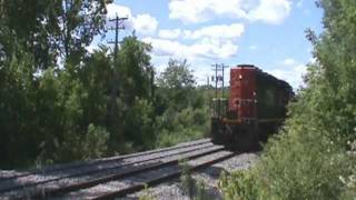 preview picture of video 'Canadian National SD40-2LW # 5272 Sneaks through Cedarburg, Wisconsin (8/10/11)'