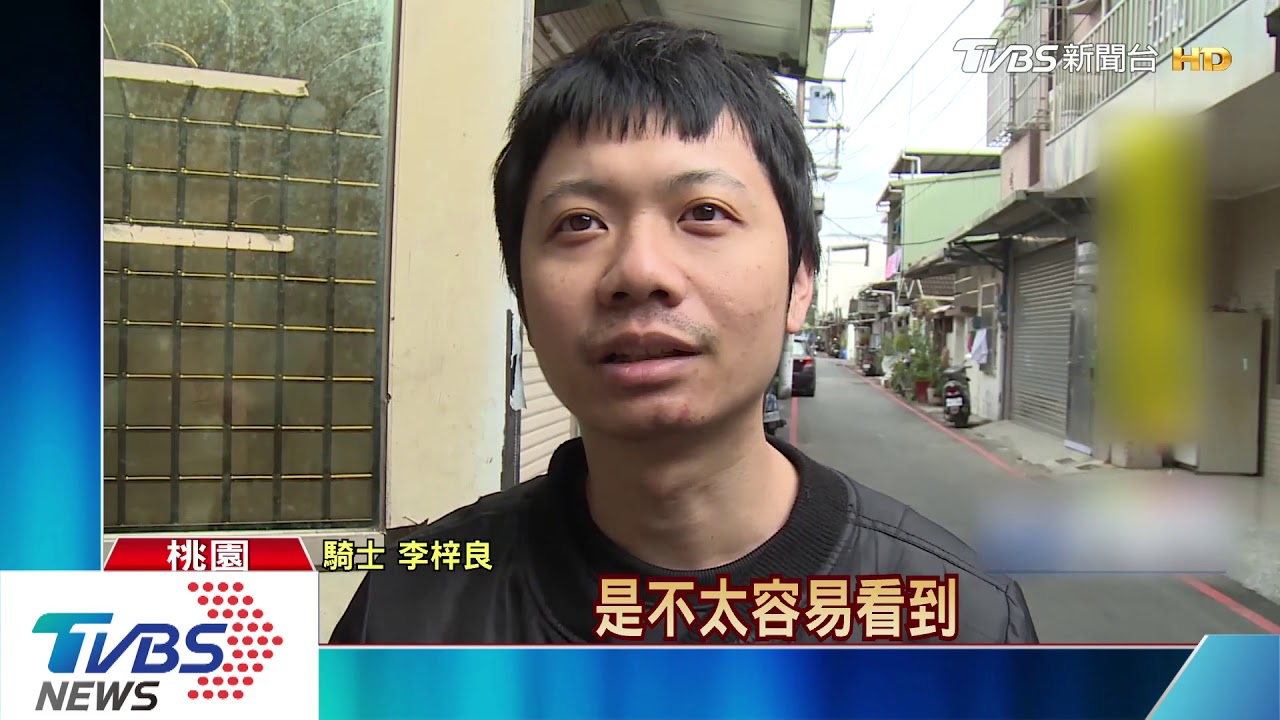怎麼有紙箱！機車失控打滑　2人倒地